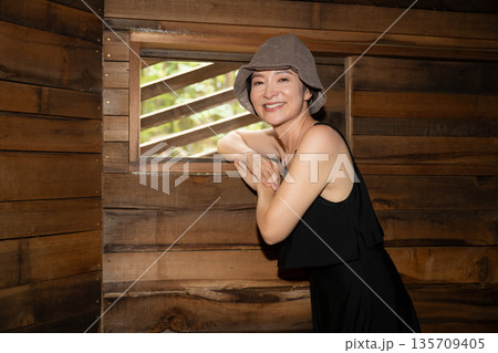サウナでくつろぐ女性　山梨　八ヶ岳 135709405