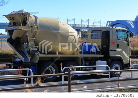 アジテータトラック（コンクリートミキサー車） 135709505