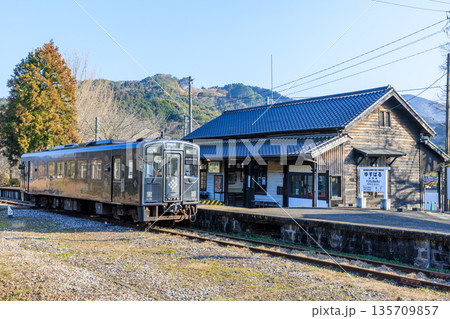 冬の油須原駅と列車(黒銀) 福岡県田川郡 冬の油須原駅と列車(黒銀) 福岡県田川郡 135709857