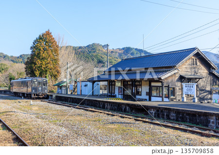 冬の油須原駅と列車(黒銀) 福岡県田川郡 冬の油須原駅と列車(黒銀) 福岡県田川郡 135709858