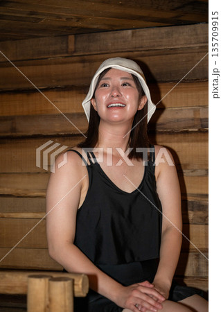 サウナでくつろぐ若い女性 山梨 八ヶ岳 サウナでくつろぐ若い女性 山梨 八ヶ岳 135709915