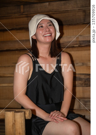 サウナでくつろぐ若い女性 山梨 八ヶ岳 サウナでくつろぐ若い女性 山梨 八ヶ岳 135709916
