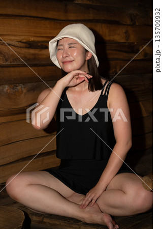 サウナでくつろぐ若い女性　山梨　八ヶ岳 135709932