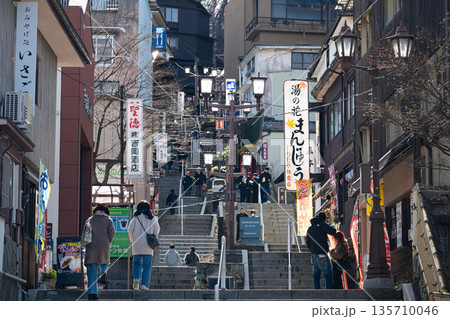 冬の伊香保温泉　石段街の風景 135710046