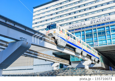 冬の小倉駅とモノレール　福岡県北九州市 135710073