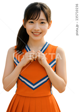 鮮やかなオレンジ色のユニフォームを着た明るい学生チアリーダー。はにかんだ笑顔 135710156