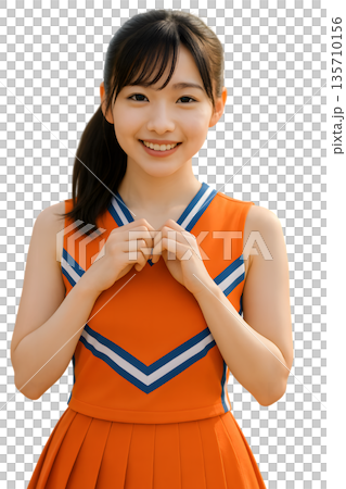 鮮やかなオレンジ色のユニフォームを着た明るい学生チアリーダー。はにかんだ笑顔 135710156