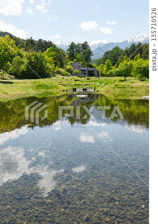 長野県安曇野市　国営アルプスあづみの公園　新緑と北アルプスを映す美しい水鏡と透明な池 135710526