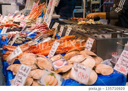 外国人観光客に大人気の日本の市場 135710920