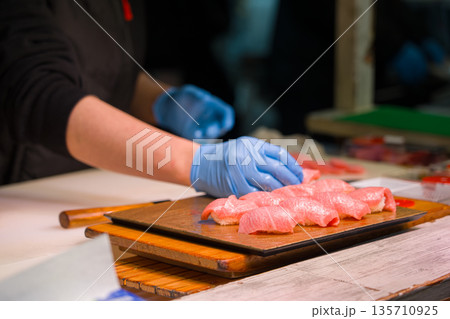 外国人観光客に大人気の日本の市場 135710925