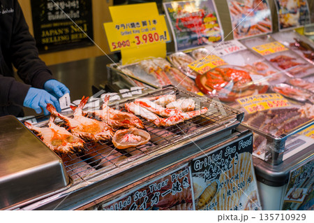 外国人観光客に大人気の日本の市場 135710929