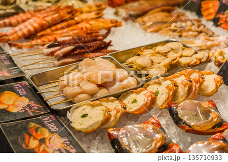 外国人観光客に大人気の日本の市場 135710933