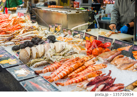 外国人観光客に大人気の日本の市場 135710934