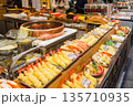 外国人観光客に大人気の日本の市場 135710935