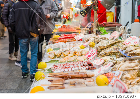 外国人観光客に大人気の日本の市場 135710937
