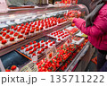 日本で人気の市場で苺のスイーツを販売しているお店 135711222