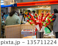 日本で人気の市場で苺のスイーツを販売しているお店 135711224
