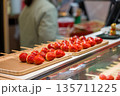 日本で人気の市場で苺のスイーツを販売しているお店 135711225