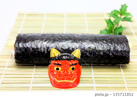 節分　赤鬼と恵方巻 135711852
