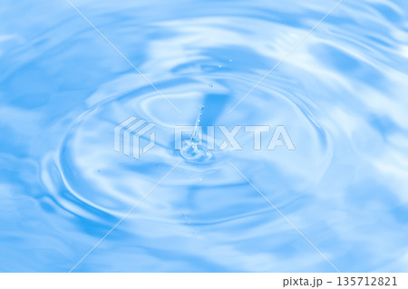 水しぶきのアクションショット 135712821