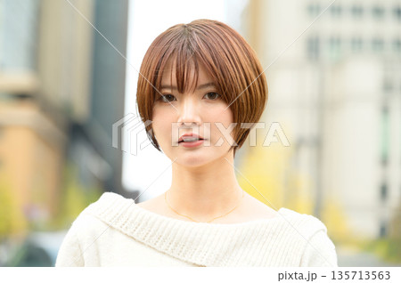 ビジネス街で微笑むショートカットの女性 ビジネス街で微笑むショートカットの女性 135713563