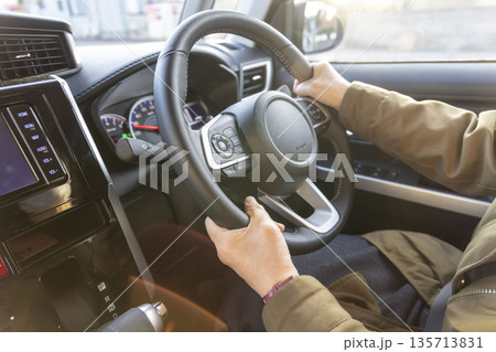 乗用車を運転する女性 乗用車を運転する女性 135713831