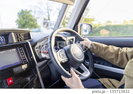 乗用車を運転する女性 乗用車を運転する女性 135713832