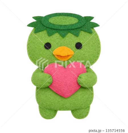 フェルト風のハートを抱くカッパのイラスト フェルト風のハートを抱くカッパのイラスト 135714556