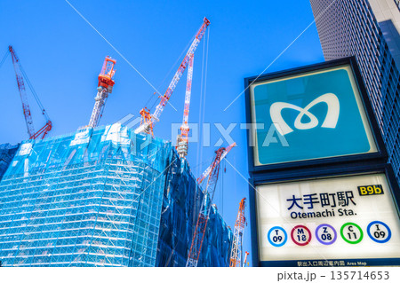 日本の東京都市景観新風景大手町駅。TOKYO TORCH 大手町に巨大クレーン群。常盤橋再開発… 135714653