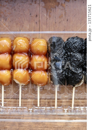プラスチックケースに入れてある串団子　ゴマ団子とみたらし団子 135715621