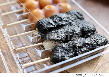 プラスチックケースに入れてある串団子 ゴマ団子とみたらし団子 プラスチックケースに入れてある串団子 ゴマ団子とみたらし団子 135715622