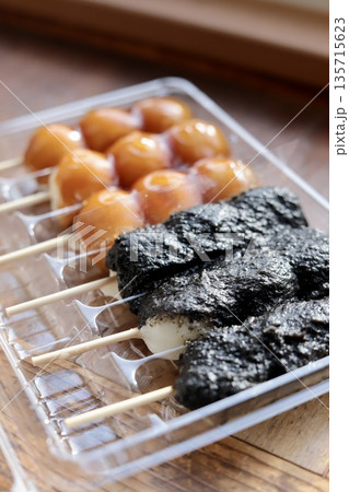 プラスチックケースに入れてある串団子 ゴマ団子とみたらし団子 プラスチックケースに入れてある串団子 ゴマ団子とみたらし団子 135715623