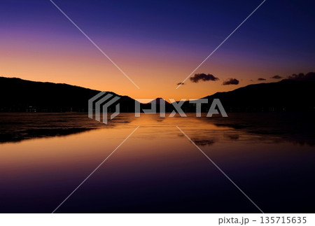 諏訪湖から望む夜明けの富士山 諏訪湖から望む夜明けの富士山 135715635