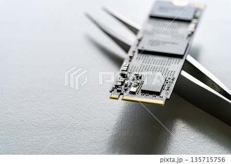 高速ストレージM.2 NVMe SSDのクローズアップ 135715756