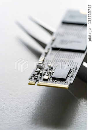 高速ストレージM.2 NVMe SSDのクローズアップ 高速ストレージM.2 NVMe SSDのクローズアップ 135715757