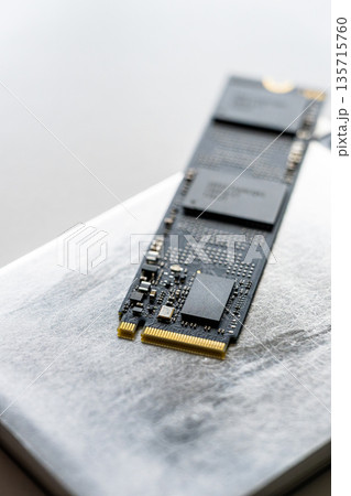 高速ストレージM.2 NVMe SSDのクローズアップ 135715760