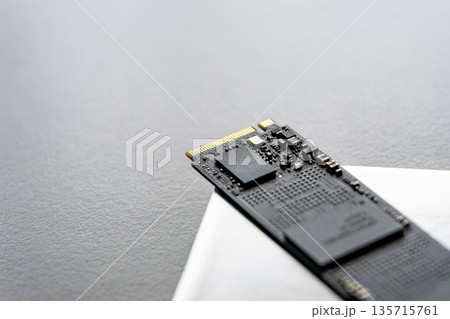 高速ストレージM.2 NVMe SSDのクローズアップ 高速ストレージM.2 NVMe SSDのクローズアップ 135715761
