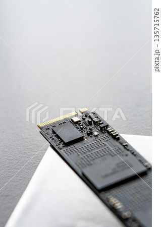 高速ストレージM.2 NVMe SSDのクローズアップ 高速ストレージM.2 NVMe SSDのクローズアップ 135715762
