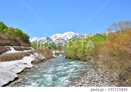 早春新録の新潟県魚沼市奥只見銀山平北ノ又川・残雪の越後三山 早春新録の新潟県魚沼市奥只見銀山平北ノ又川・残雪の越後三山 135715895