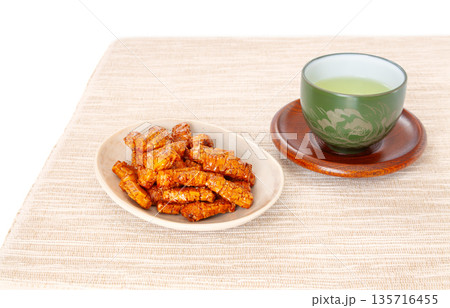 たまり醤油味の固焼き、あられと日本茶 たまり醤油味の固焼き、あられと日本茶 135716455