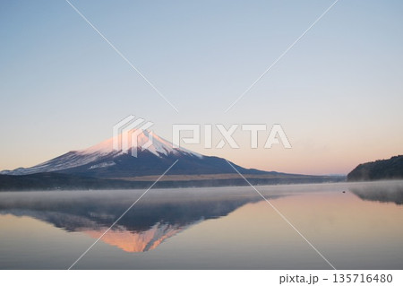 早朝の山中湖、湖面に映える「紅富士」 早朝の山中湖、湖面に映える「紅富士」 135716480
