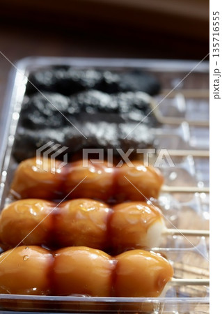 プラスチックケースに入れてある串団子 みたらし団子と胡麻団子 プラスチックケースに入れてある串団子 みたらし団子と胡麻団子 135716555