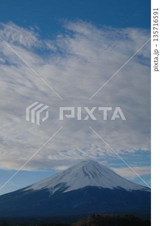爽やかな雲と「「富士山」 135716591