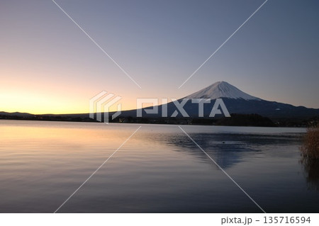 河口湖から夜明けを告げる光りを浴びる「富士山」 河口湖から夜明けを告げる光りを浴びる「富士山」 135716594