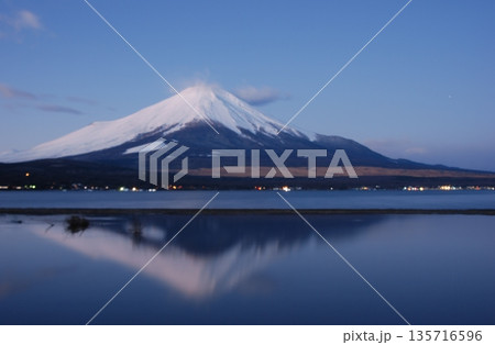 夜明けを待つ山中湖の「富士山」 135716596