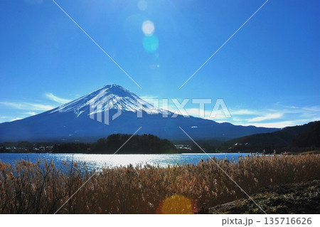 河口湖畔からの爽やかな「富士山」 135716626