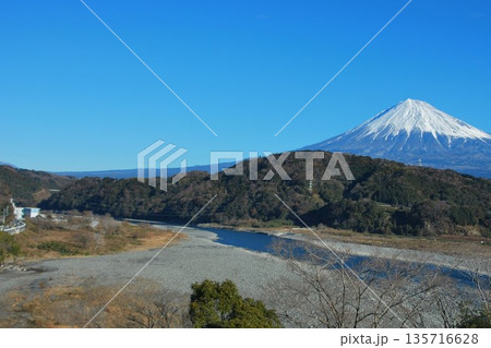 富士川と山を挟んで、快晴の「富士山」 富士川と山を挟んで、快晴の「富士山」 135716628