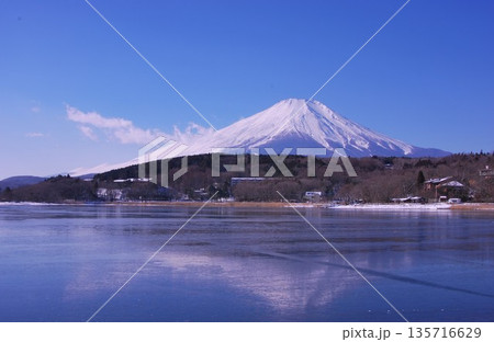 山中湖の凍結を告げる「富士山」 135716629
