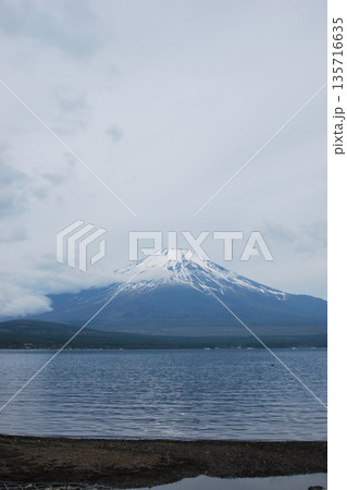 山中湖と対岸の「富士山」 山中湖と対岸の「富士山」 135716635