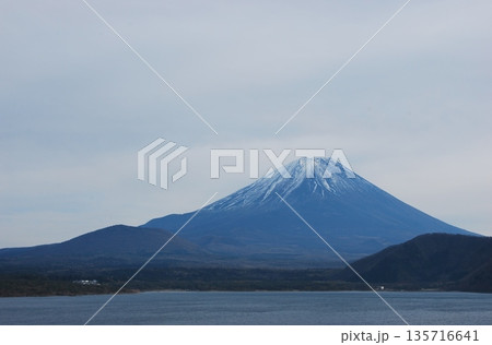 曇り空でもクッキリの本栖湖の「富士山」 曇り空でもクッキリの本栖湖の「富士山」 135716641